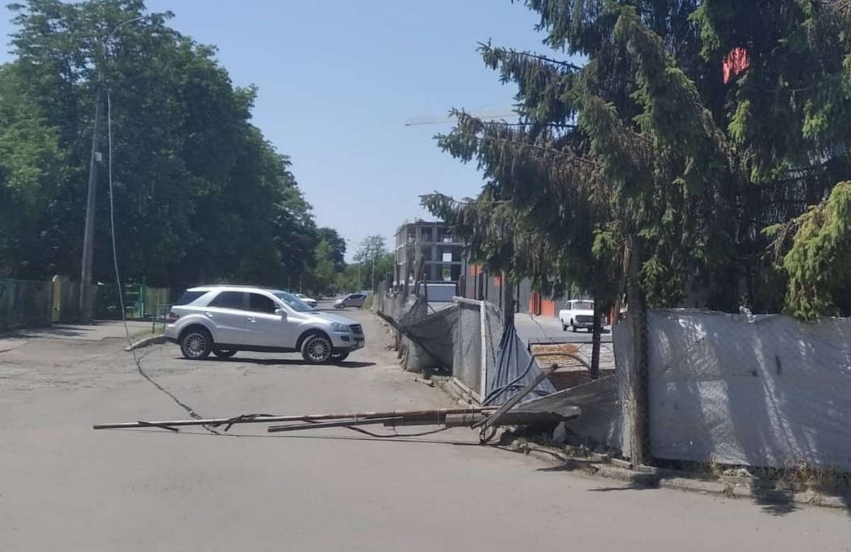 В одному з районів Ужгорода небезпечно впала електроопора, рух заблоковано В одному з районів Ужгорода небезпечно впала електроопора, рух заблоковано