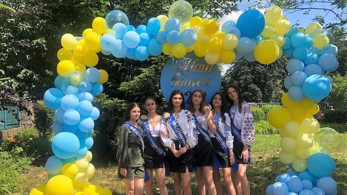 Вчинок випускників однієї зі шкіл вразив жителів Закарпаття Вчинок випускників однієї зі шкіл вразив жителів Закарпаття