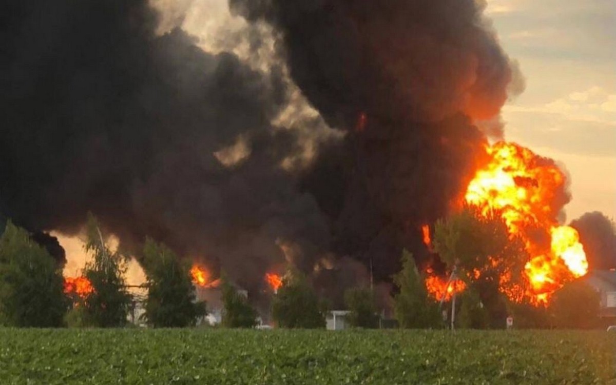 Після ракетного обстрілу на Дніпропетровщині вибухнув резервуар з паливом