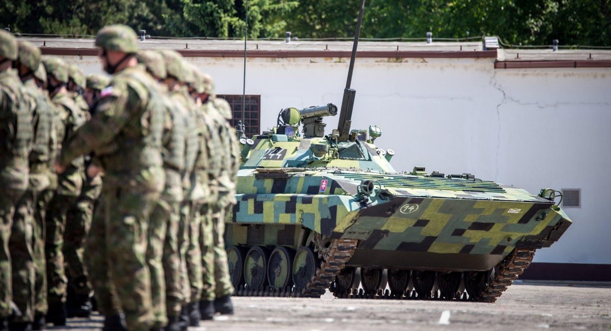 Словаччина ще не змогла домовитися з Німеччиною про постачання Україні танків Словаччина ще не змогла домовитися з Німеччиною про постачання Україні танків