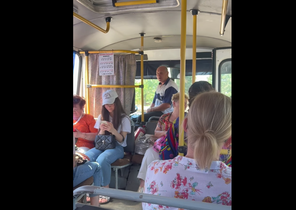 Фейсбук облетіло відео, яке зняли в одному із автобусів на Закарпатті Фейсбук облетіло відео, яке зняли в одному із автобусів на Закарпатті