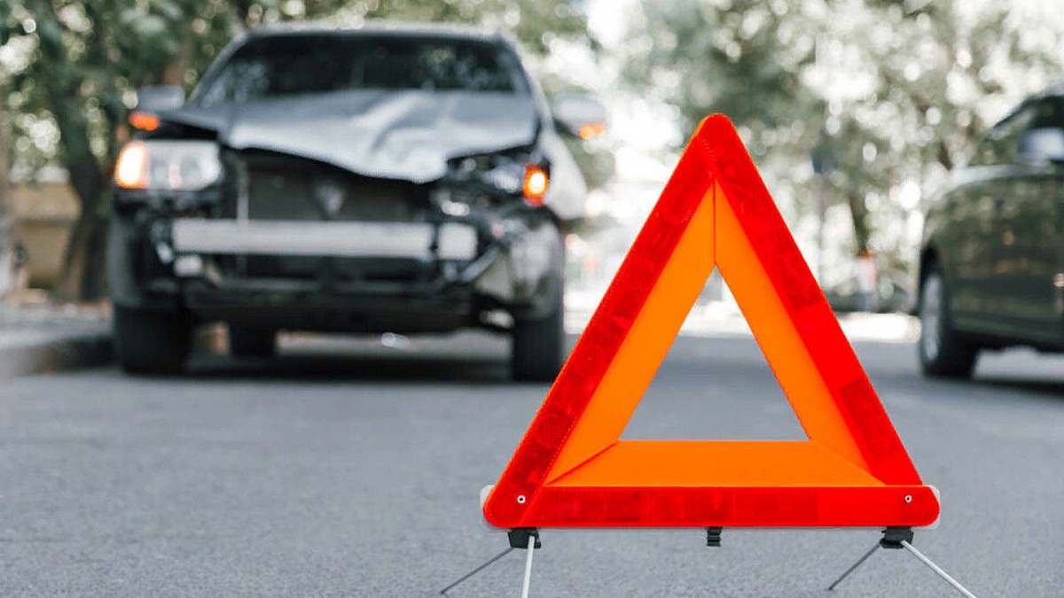 На Закарпатті сталася аварія. Одне авто вщент розбите На Закарпатті сталася аварія. Одне авто вщент розбите