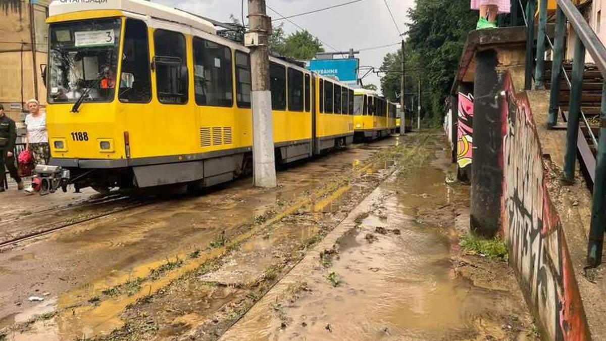 ФОТО: Зручне місто Затоплені вулиці, пошкоджені дахи: Львів накрила негода