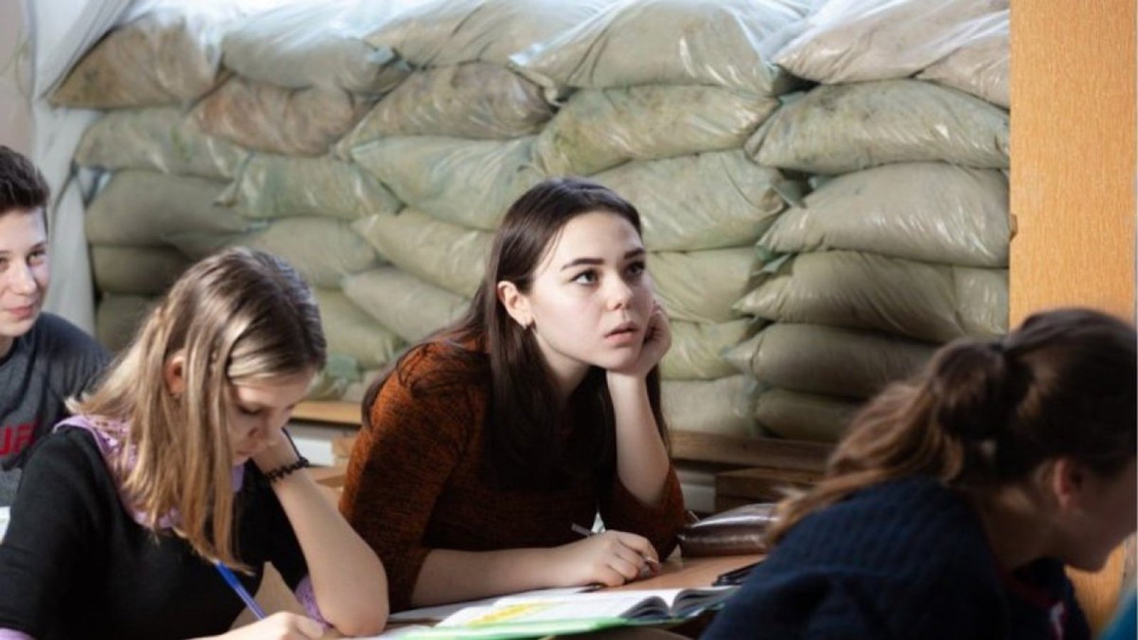 ФОТО: delo.ua Чи може вчитель відпустити дитину додому під час повітряної тривоги на прохання батьків