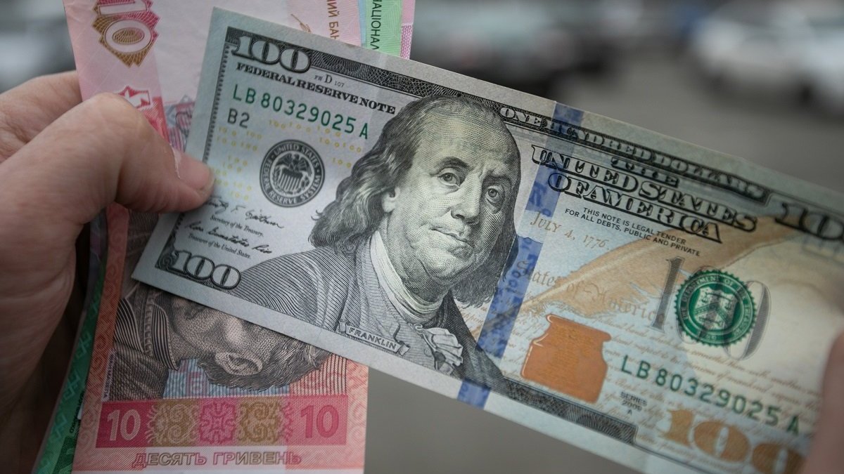 Готівковий курс долара в ПриватБанку різко подешевшав