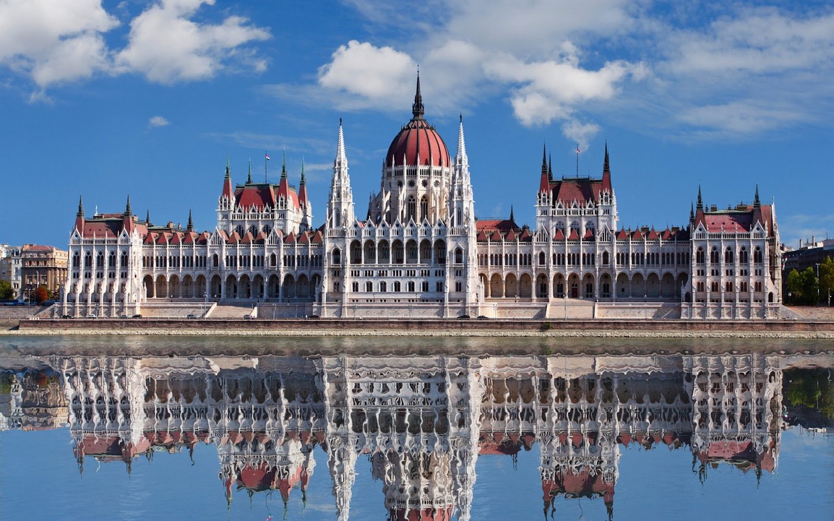 Угорщина заявила, що не змінила свою позицію щодо транспортування зброї