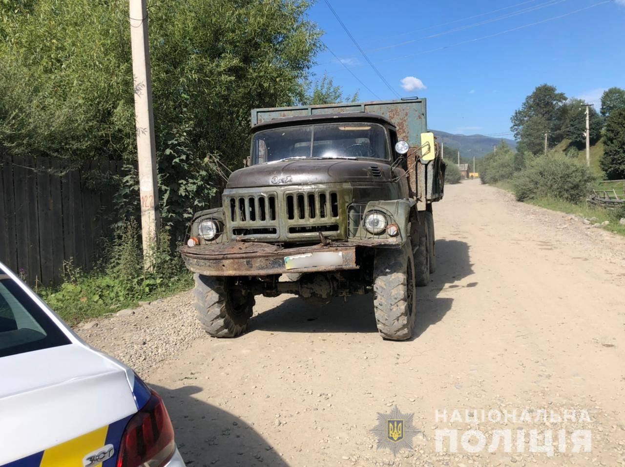 В області зупинили ЗІЛ, завантажений непромаркованою деревиною В області зупинили ЗІЛ, завантажений непромаркованою деревиною