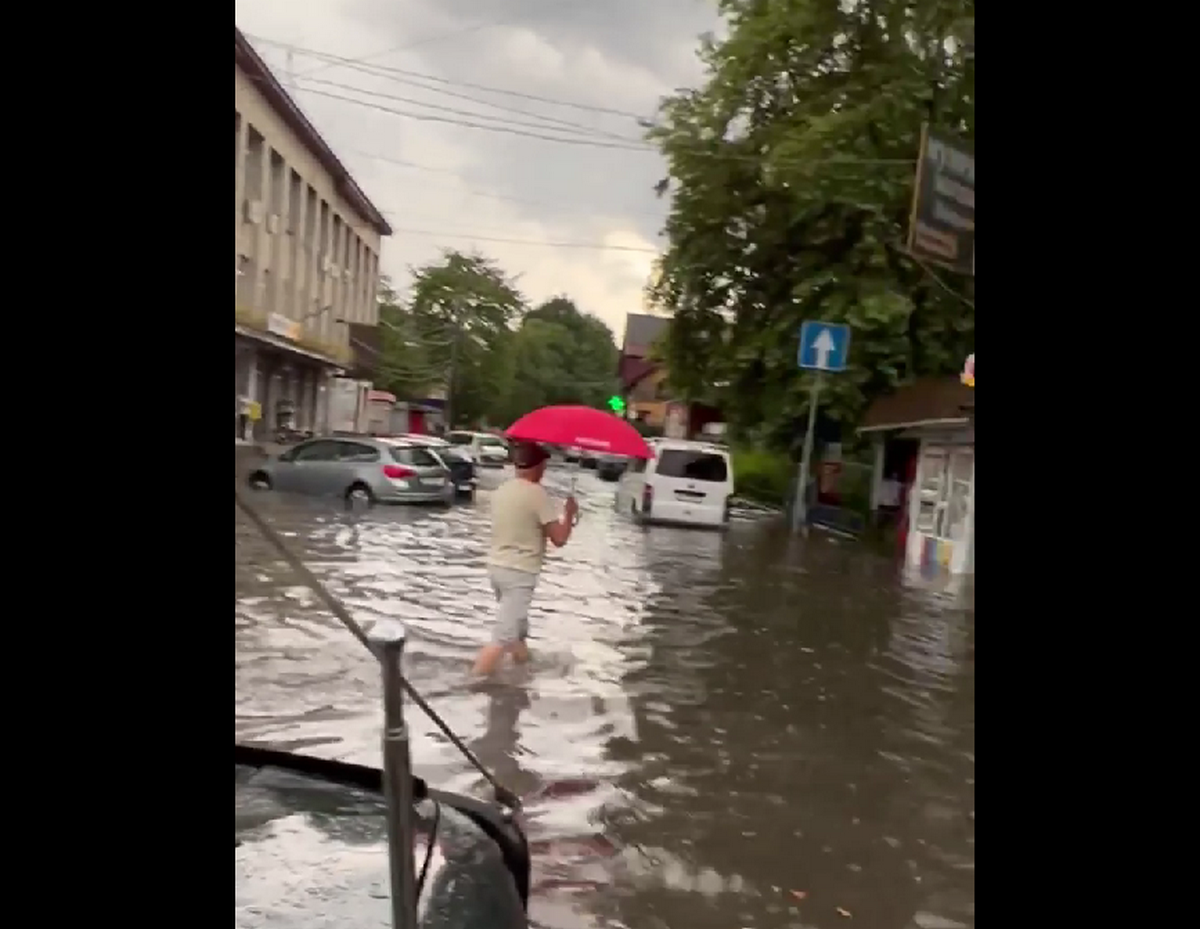 У Фейсбуці показали наслідки зливи в Хусті. Мережу облетіло відео У Фейсбуці показали наслідки зливи в Хусті. Мережу облетіло відео