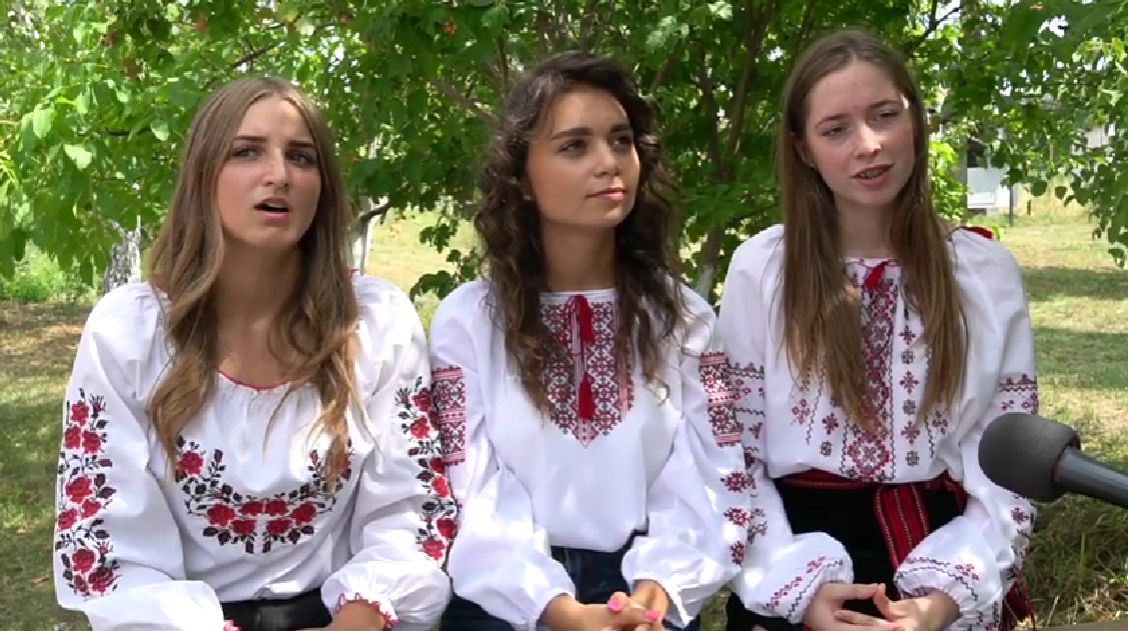 У селі на Закарпатті шестеро дівчат зібрали 20 тисяч гривень для 128-ї бригади