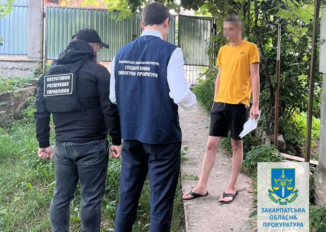 Чоловіка підозрюють у намаганні вивезти з України бурштин на майже 2 мільйони гривень Чоловіка підозрюють у намаганні вивезти з України бурштин на майже 2 мільйони гривень