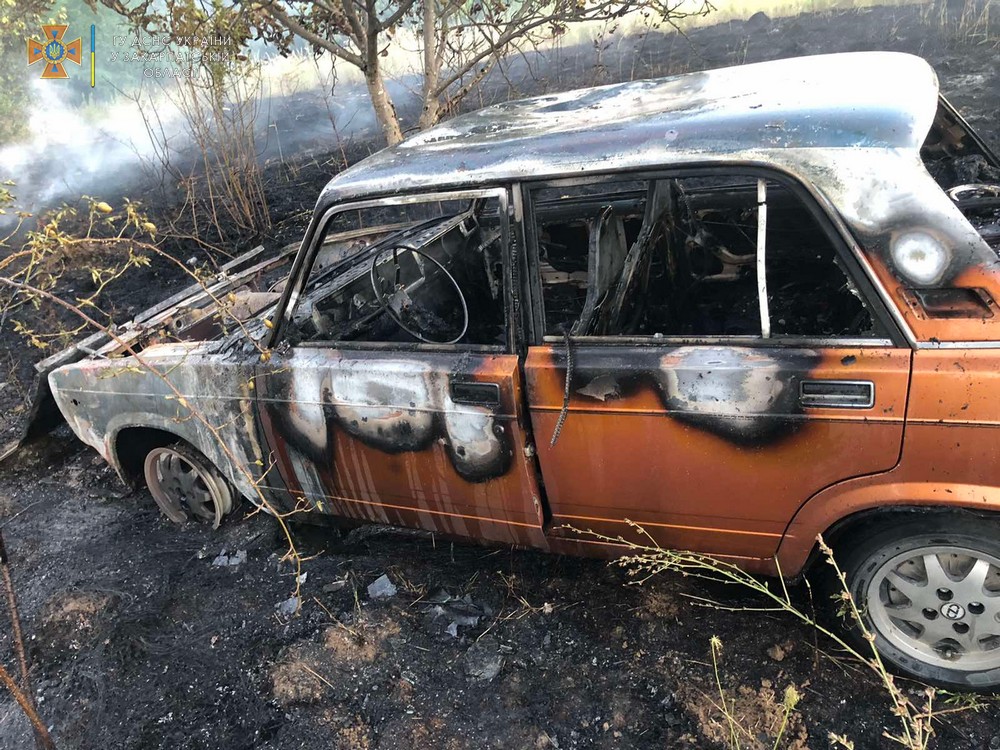 Три автомобілі горіли за добу в Закарпатті: рятувальники показали фото