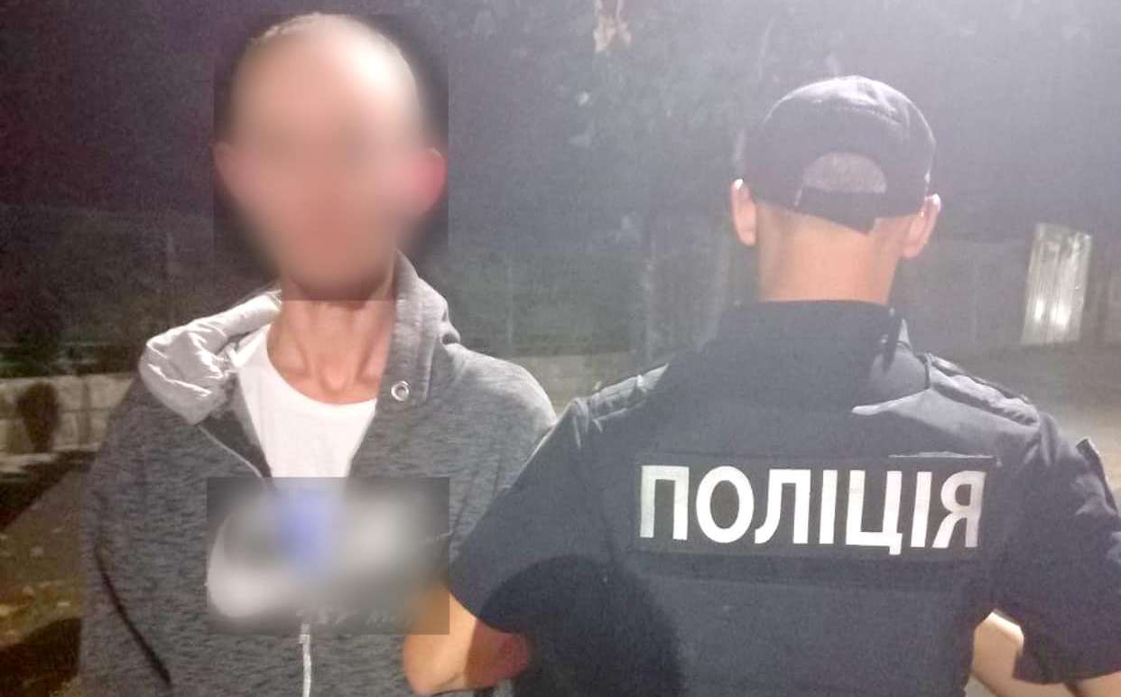 У Мукачеві затримали чоловіка, який мав із собою речовини, схожі на наркотичні