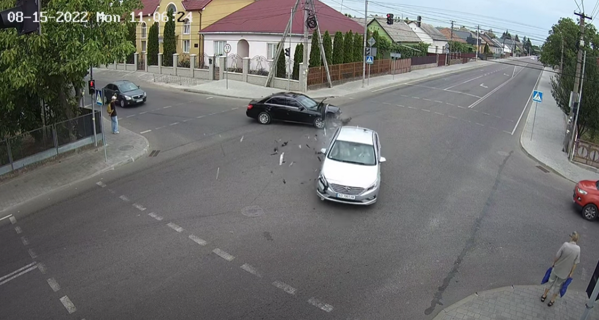 Відеокамери зафіксували момент аварії на перехресті