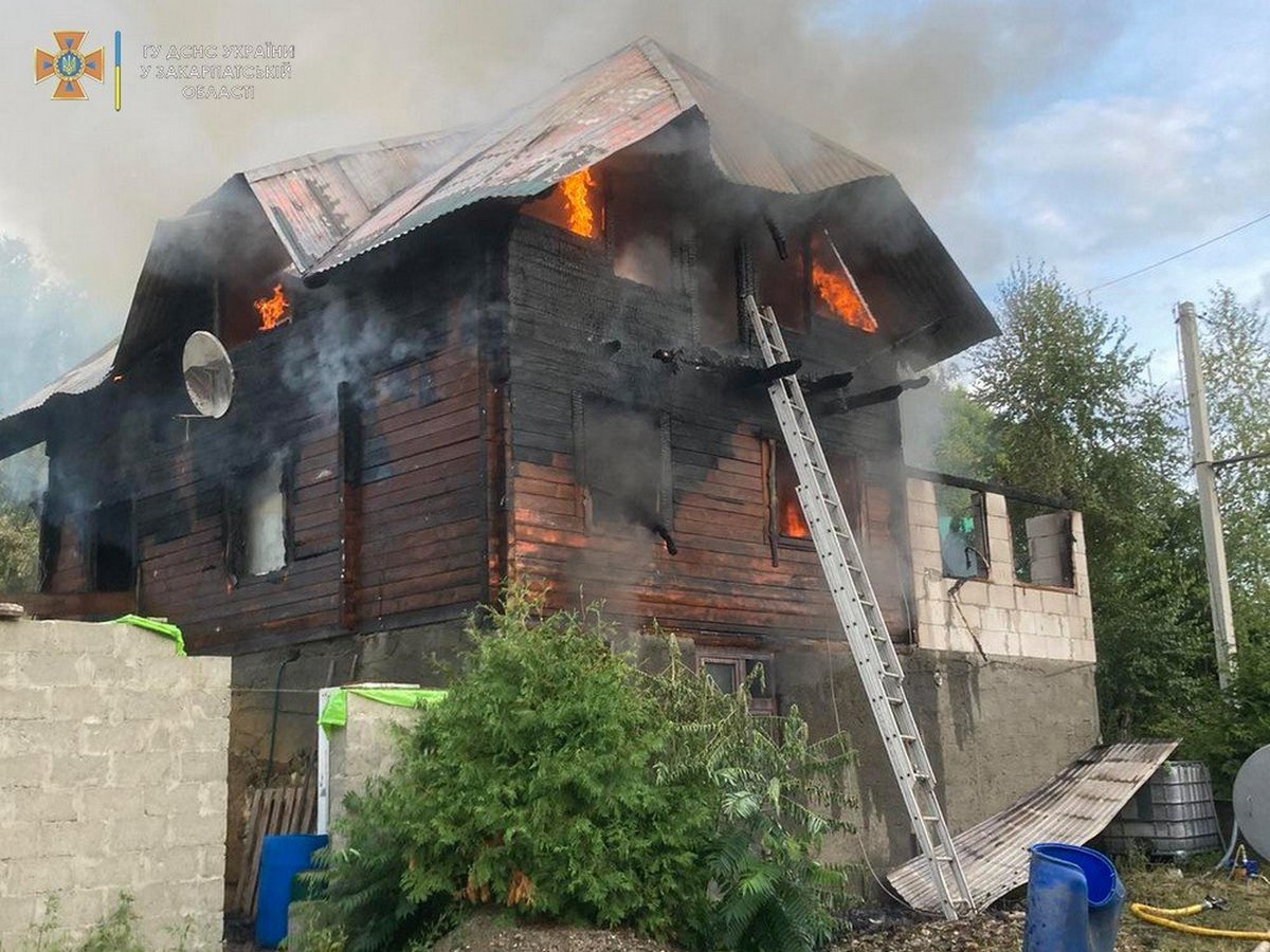 У селі на Рахівщині вогонь знищив триповерховий будинок
