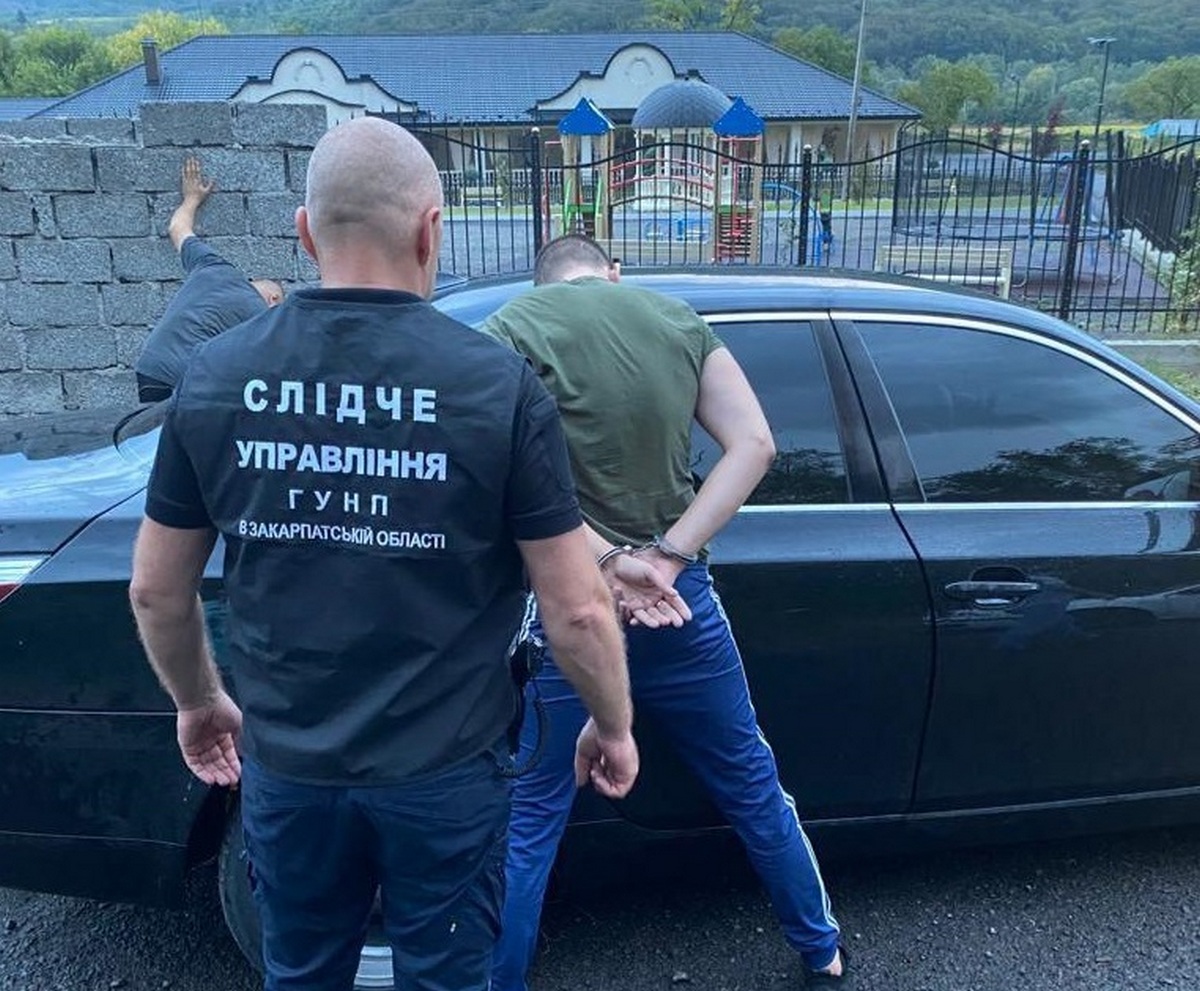 Житель Житомирщини намагався незаконно переправити через кордон двох чоловіків