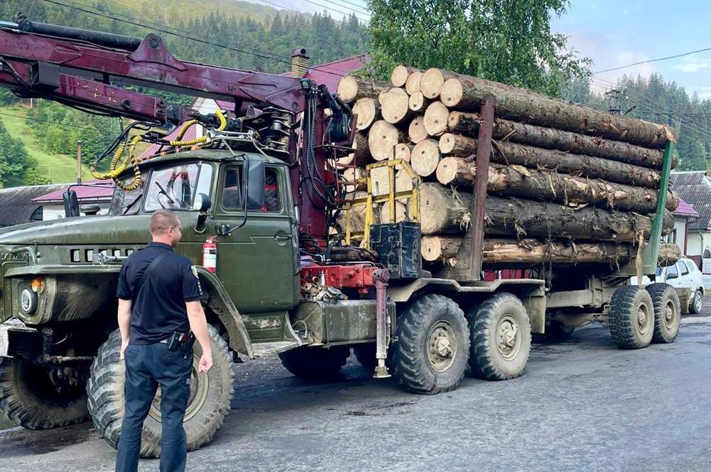 Поліція виявила лісовоз із нелегальною деревиною