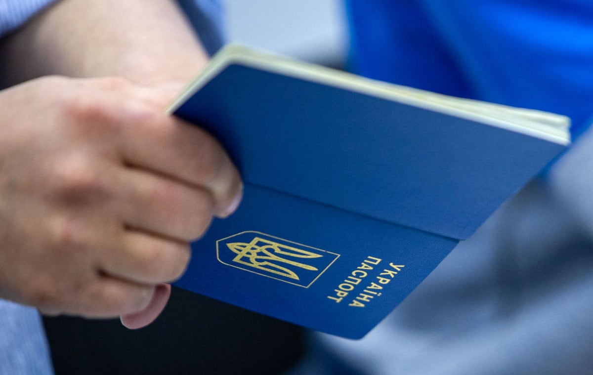 Із 1 вересня частині чоловіків дозволять виїжджати за кордон. Але є умови Із 1 вересня частині чоловіків дозволять виїжджати за кордон. Але є умови