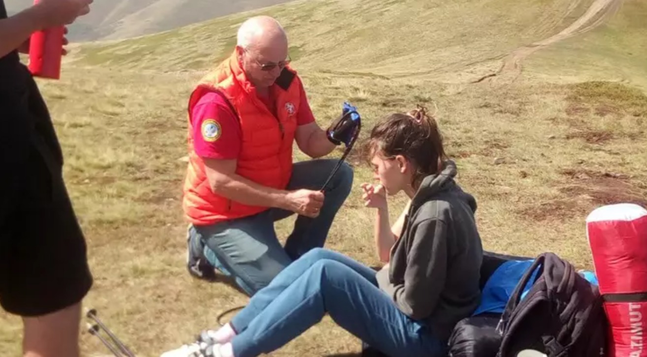 Не могла йти: рятувальники надали допомогу 19-річній дівчині, якій стало зле в горах