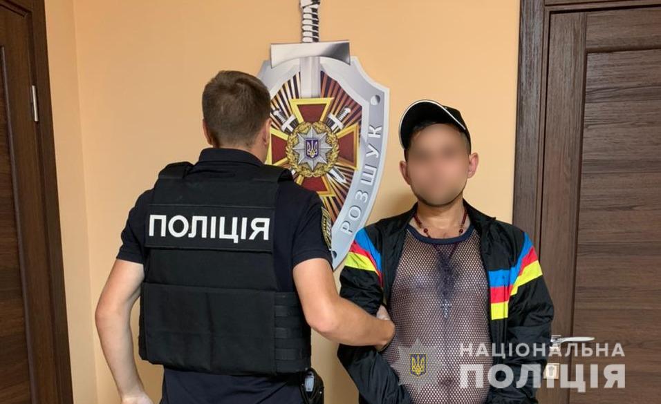 Нічне пограбування в Ужгороді: двоє чоловіків побили охоронця та відібрали телефон