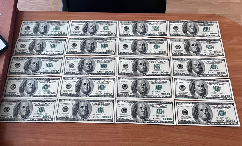 Чоловік за хабар у 2 тисячі доларів намагався виїхати за кордон Чоловік за хабар у 2 тисячі доларів намагався виїхати за кордон