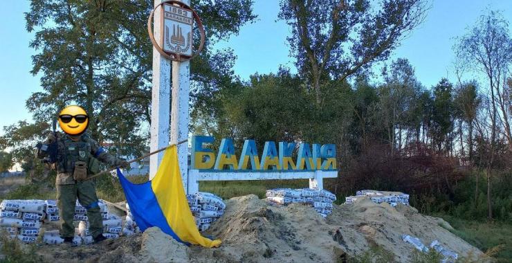 Володимир Зеленський показав відео, як встановлюють прапор над звільненою Балаклією