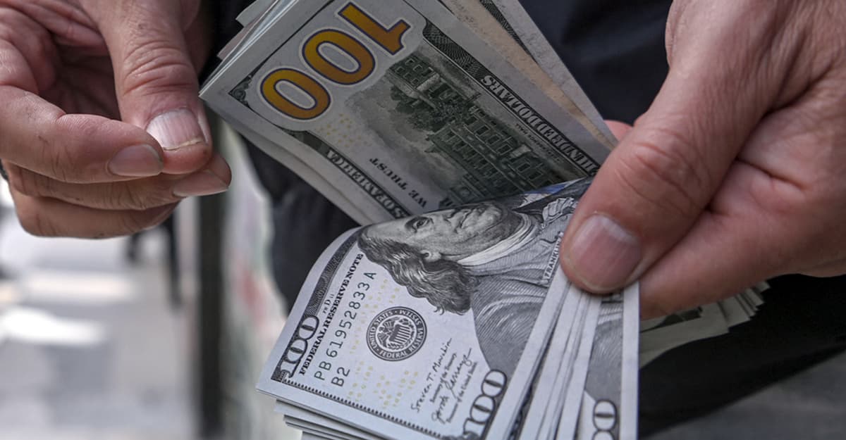 Долар по 50: яким може бути курс валют у 2023 році