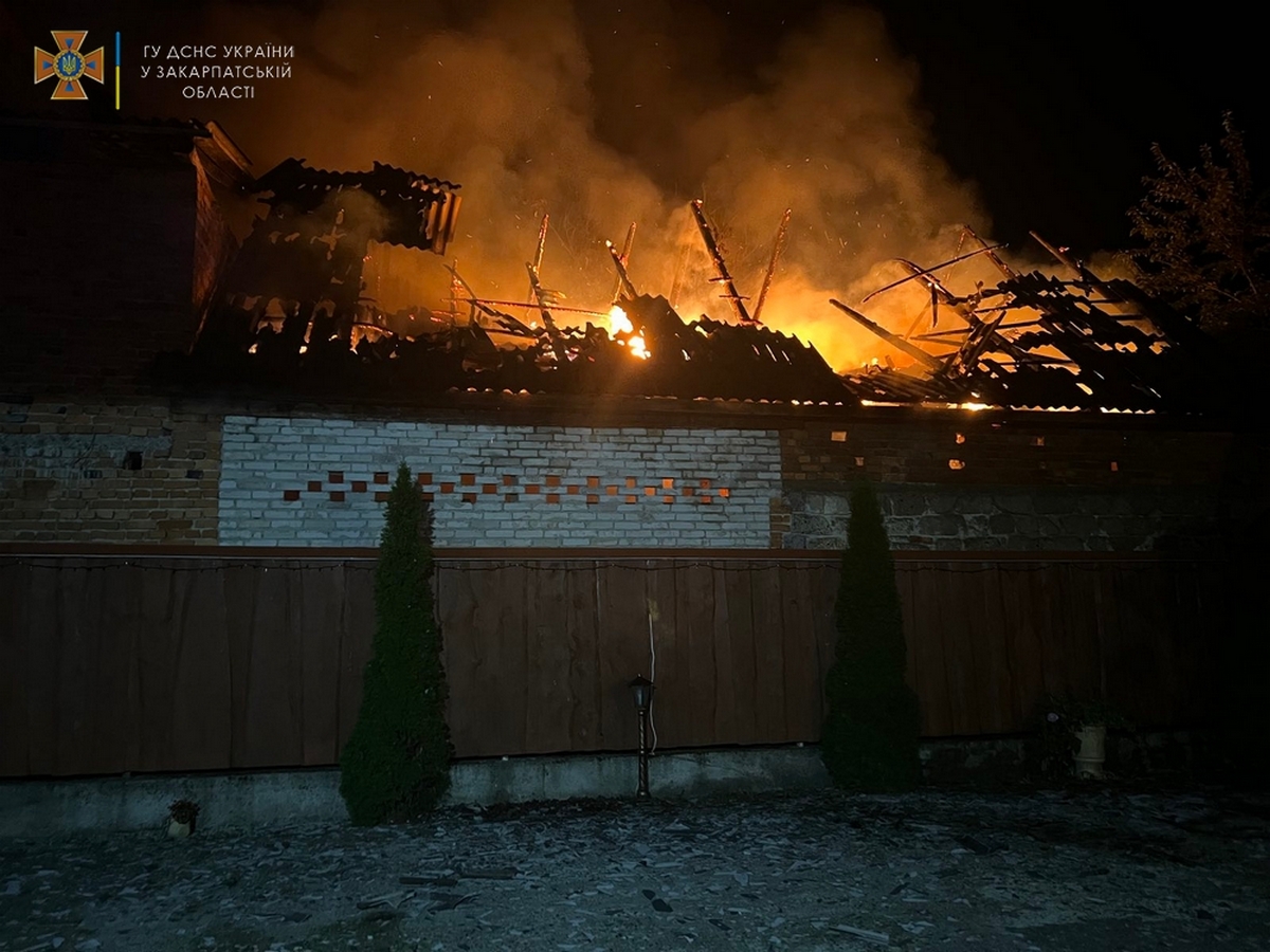 На Хустщині рятувальники 5 годин гасили пожежу