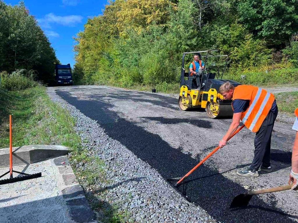 На Закарпатті триває ямковий ремонт доріг На Закарпатті триває ямковий ремонт доріг