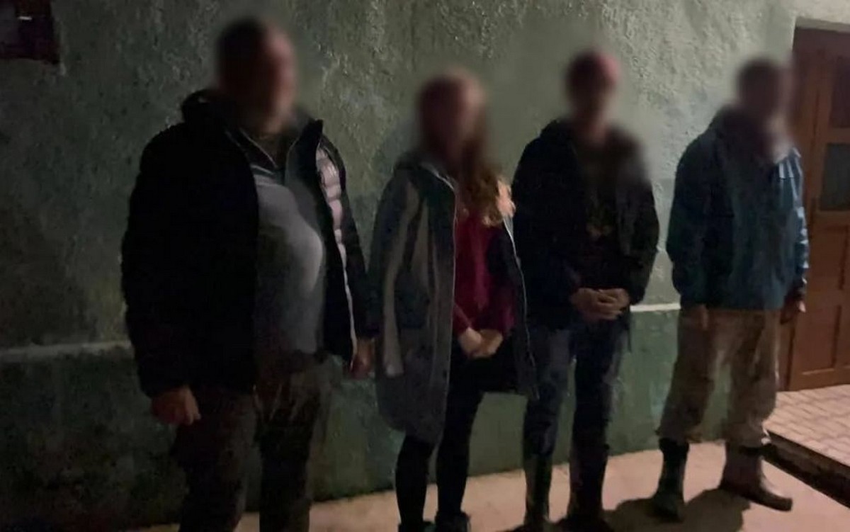 На закарпатських кордонах затримали  чоловіків та одну жінку з Харківщини, які хотіли незаконно перетнути кордон