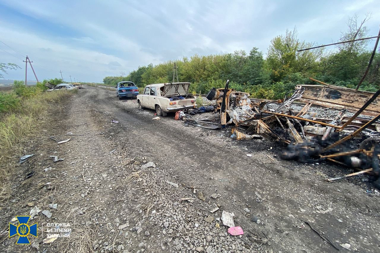 На Харківщині виявили обстріляну росіянами автомобільну колону. Вбито 10 дітей 