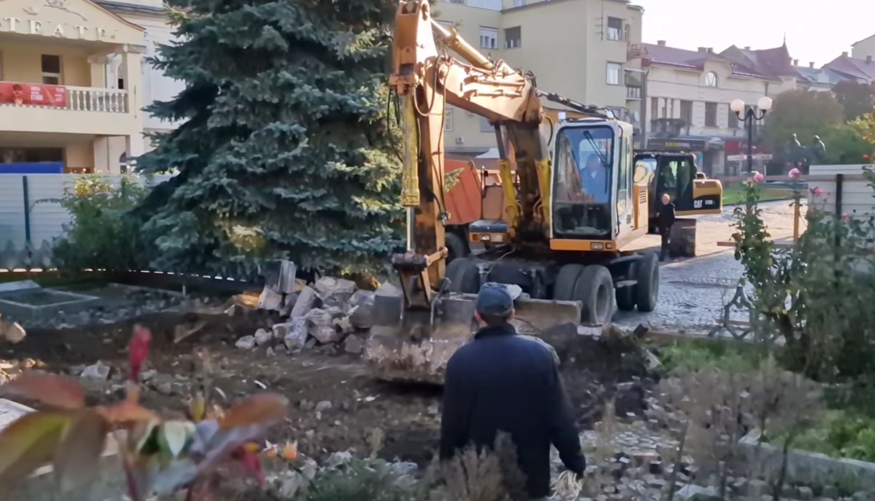 Що відбувається у центрі Мукачева: в Фейсбуці опублікували відео