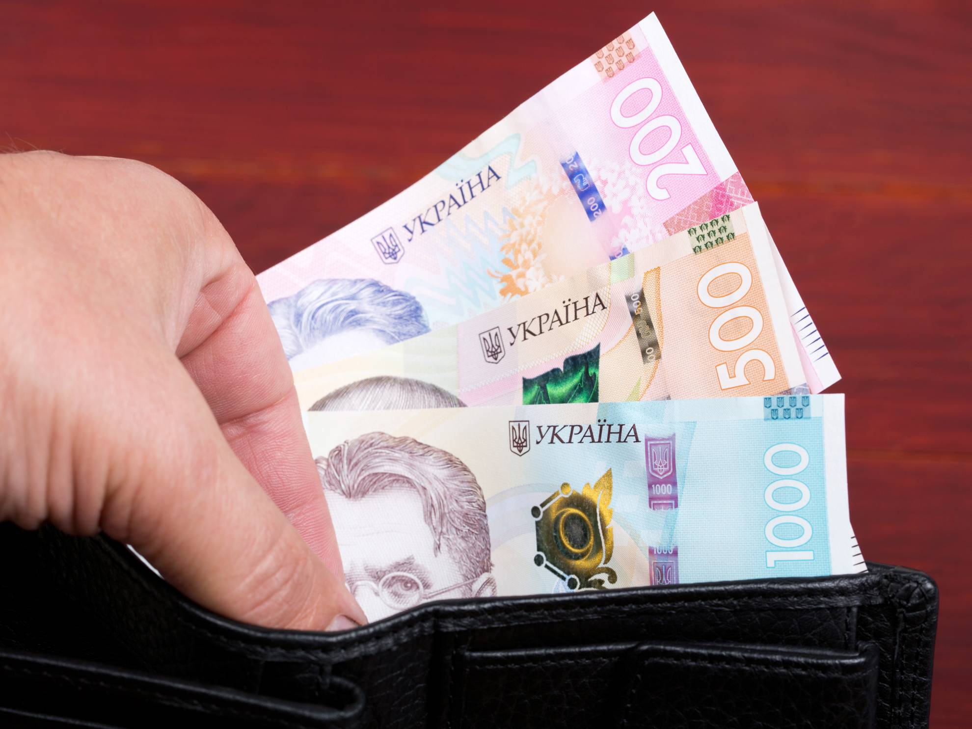 Платять 2 місяці по 6500 гривень: українці вже отримують виплати за влаштування на роботу