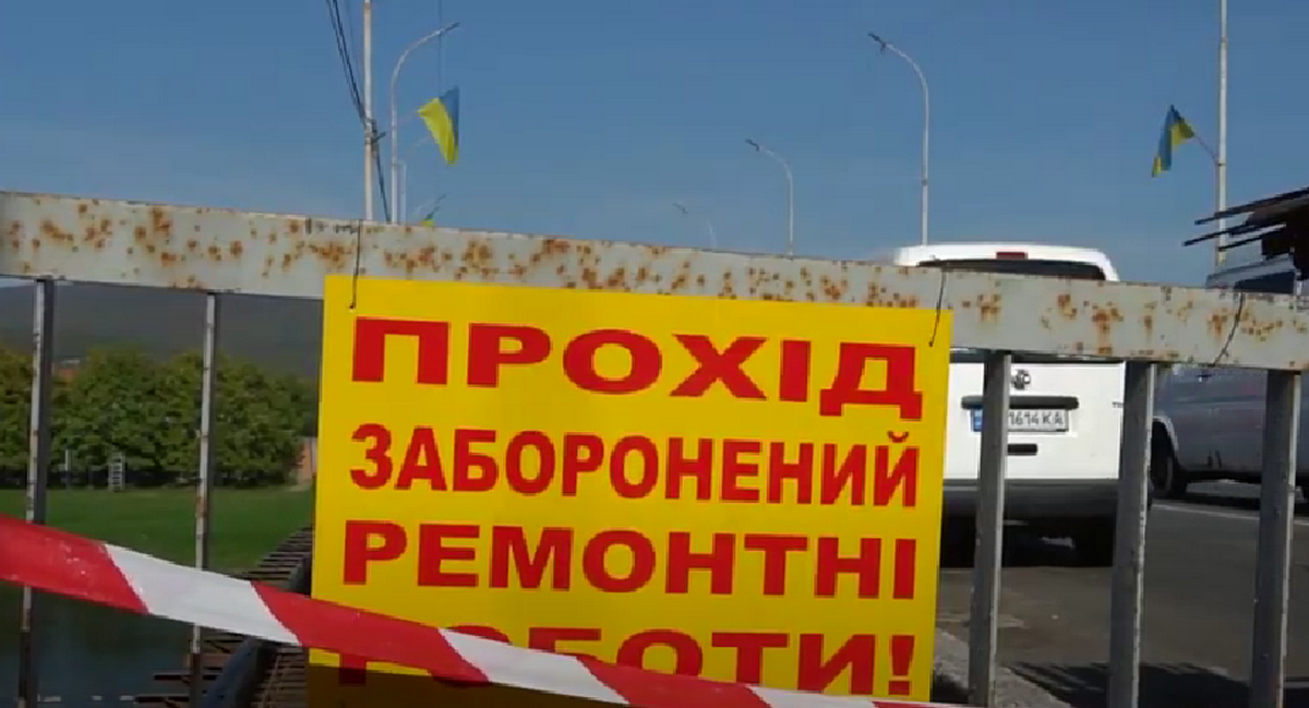 На одному із мостів Мукачева триває аварійний ремонт тротуарів