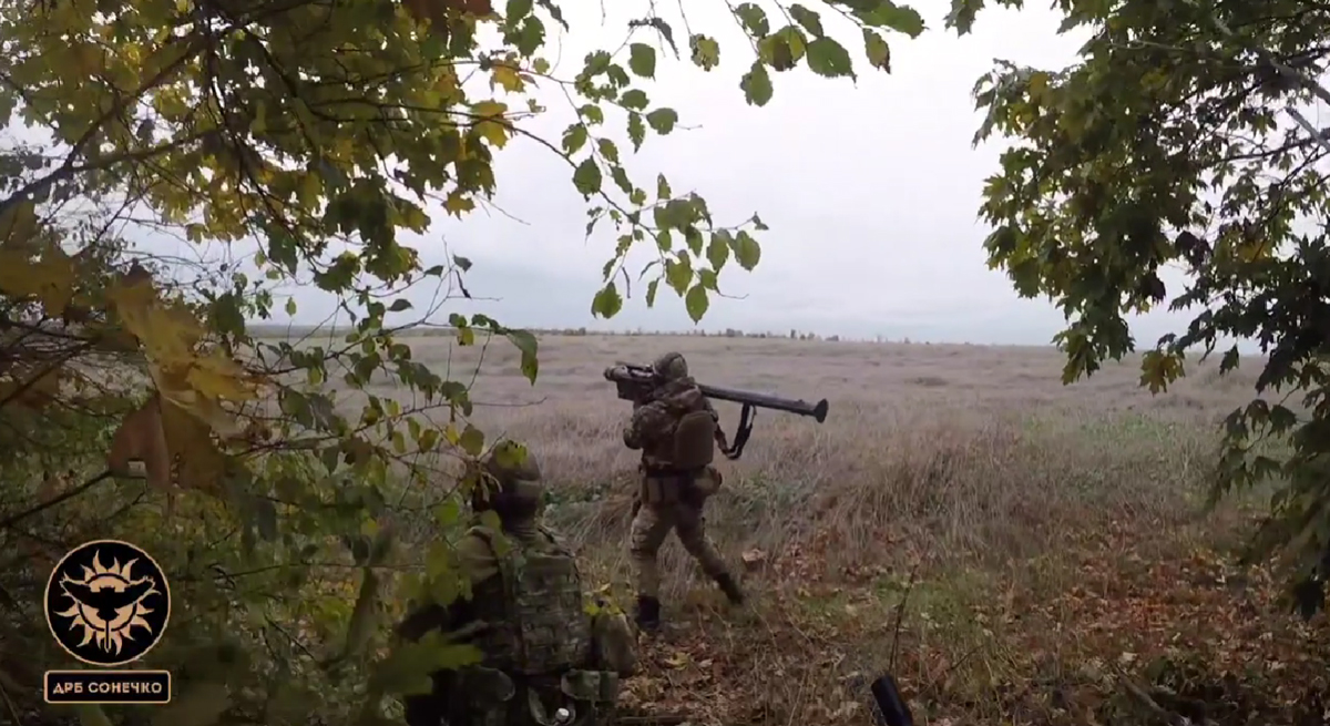 Фейсбук облетіло відео, як українські воїни збили російський літак