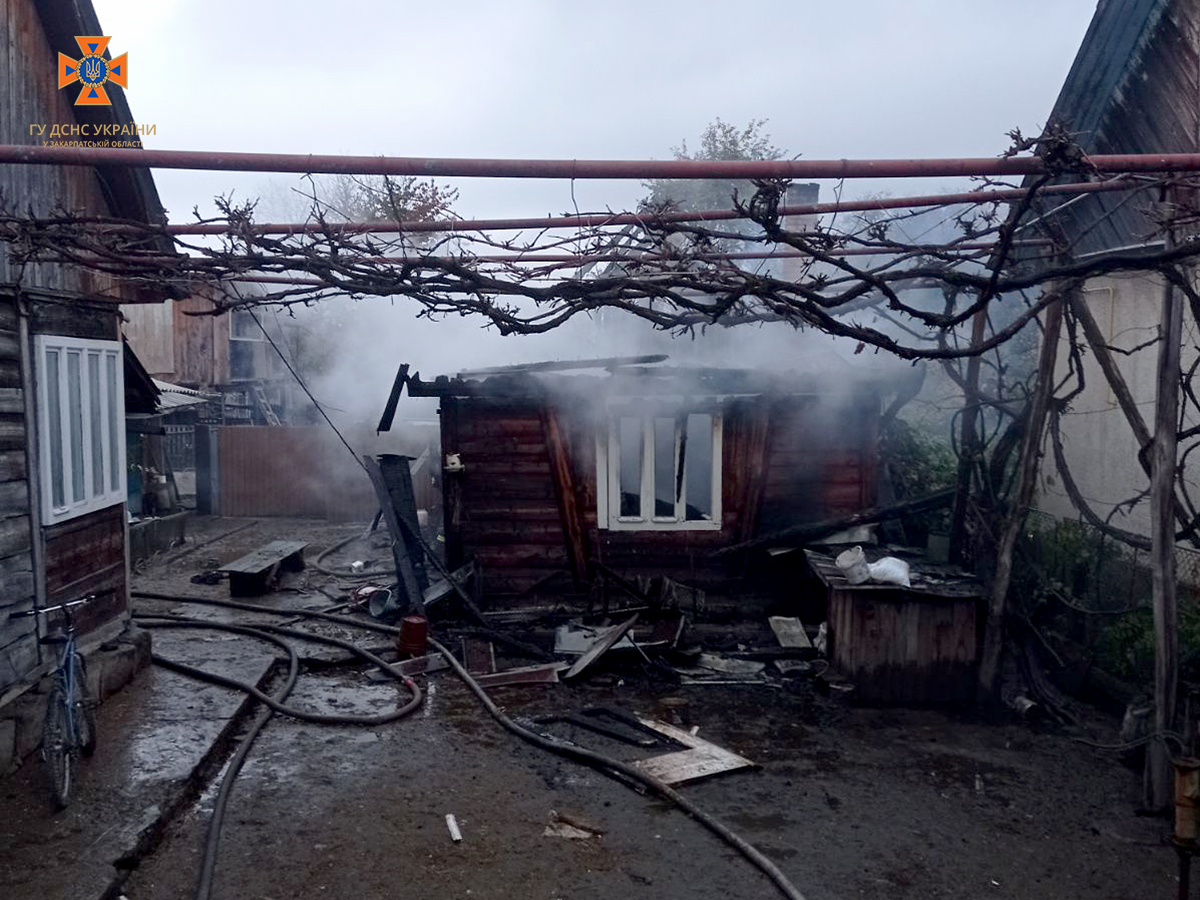 Протягом доби на Тячівщині виникли дві пожежі, в яких постраждали люди