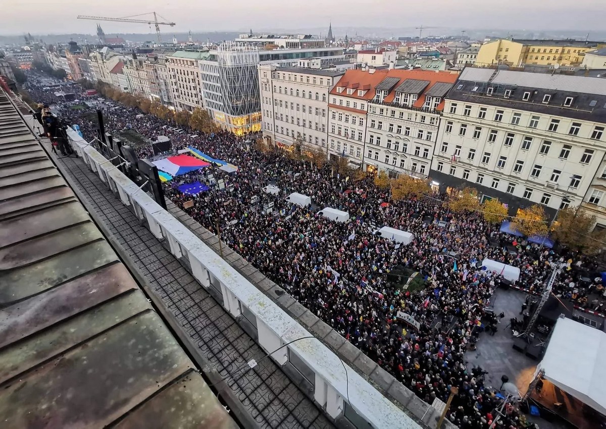 У Чехії десятки тисяч людей зібралися на мітинг заради підтримки України