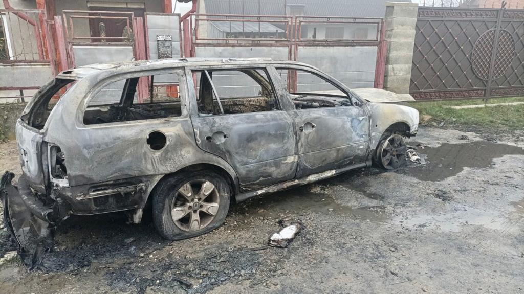 Закарпатцеві спалили автомобіль: фото та подробиці від поліції
