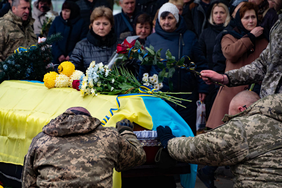 В Ужгороді поховали загиблого Героя: у нього залишилося дві донечки