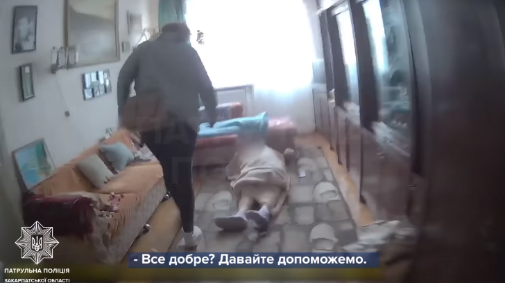 Патрульні показали відео, як допомагали жінці, котра безпомічна опинилась у зачиненій квартирі Патрульні показали відео, як допомагали жінці, котра безпомічна опинилась у зачиненій квартирі