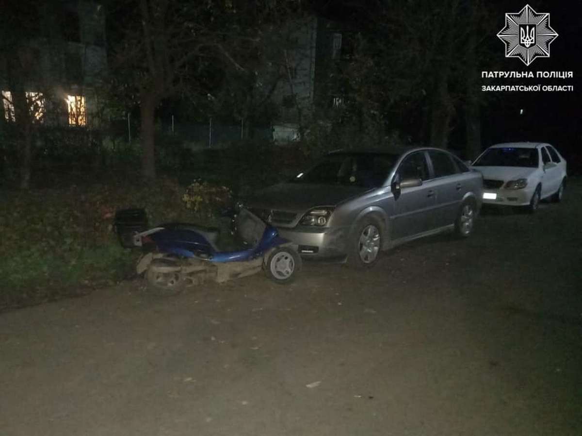 У Мукачеві скутер врізався у припарковане авто