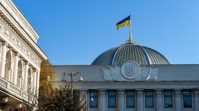 Близько 10 нардепів виїхали з України й досі не повернулися: їх планують позбавити мандатів