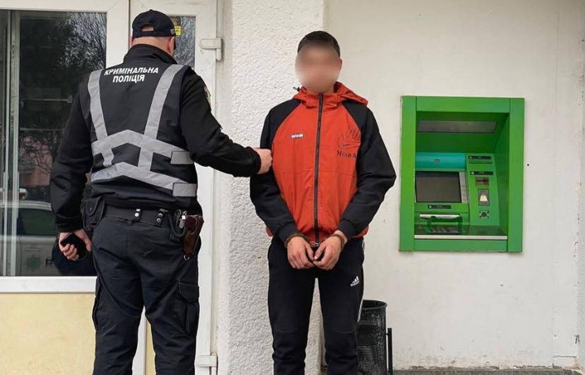 18-річний хлопець намагався викрасти готівку з банкомату