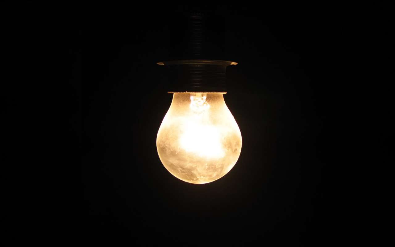 Тривалість відключень світла у грудні може зрости до 2-3 діб: прогнози експерта