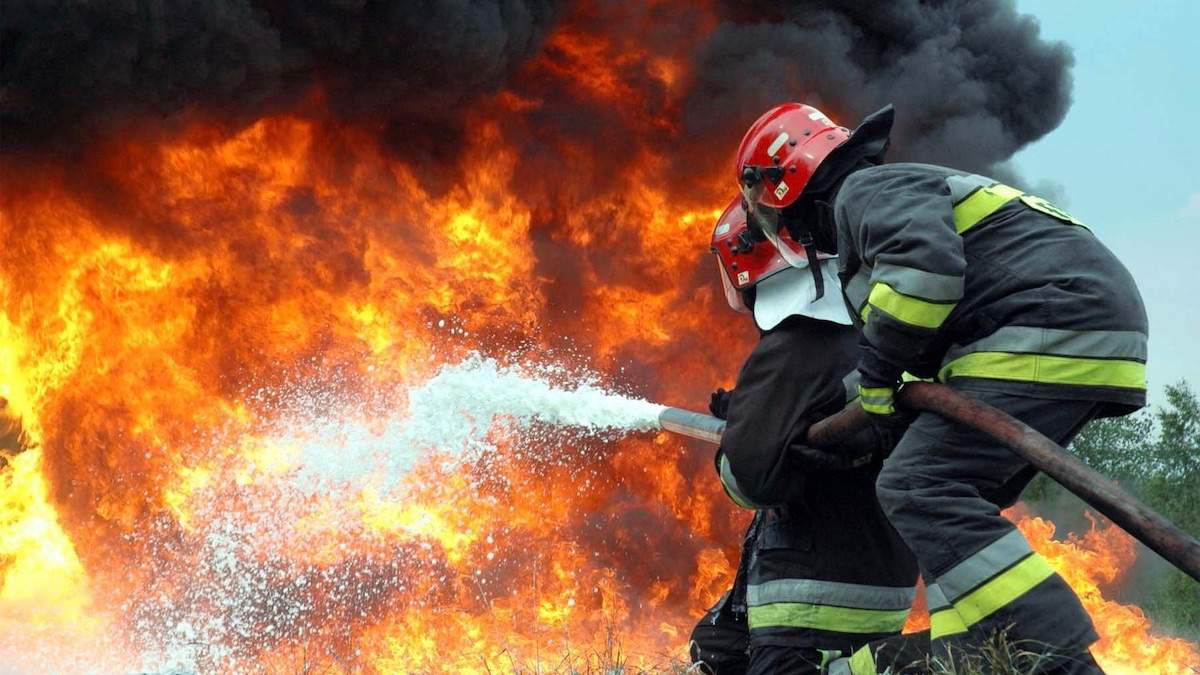 Два автомобілі згоріли, ще один – пошкоджений: у селищі на Закарпатті вирувала велика пожежа