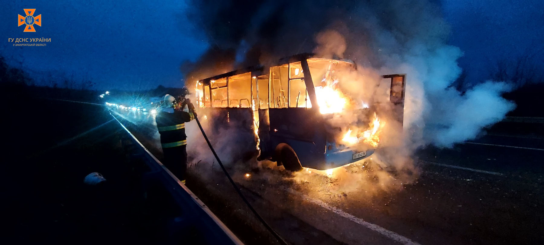 Постраждалих немає: рятувальники розповіли про пожежу в автобусі