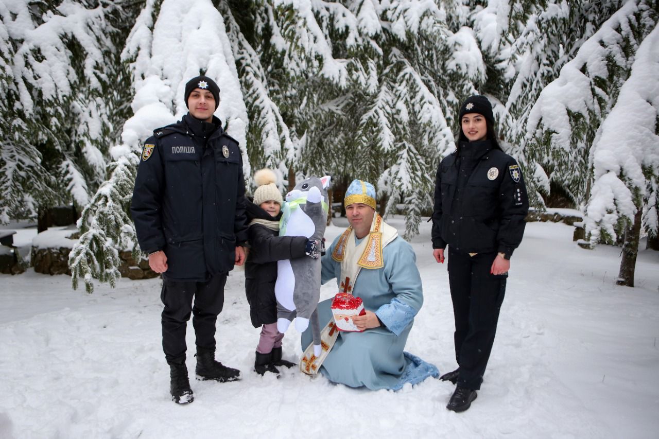 Поліцейські та Святий Миколай влаштували сюрприз для дівчинки на Закарпатті