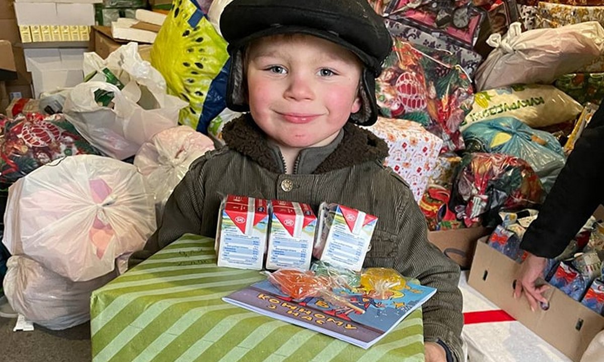 Маленький хлопчик, який у Слов’янську ховається у підвалі від війни, отримав подарунок на Миколая з Мукачева