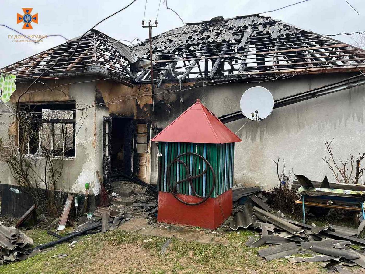 Жінка у селі розтопила піч і спалахнув будинок