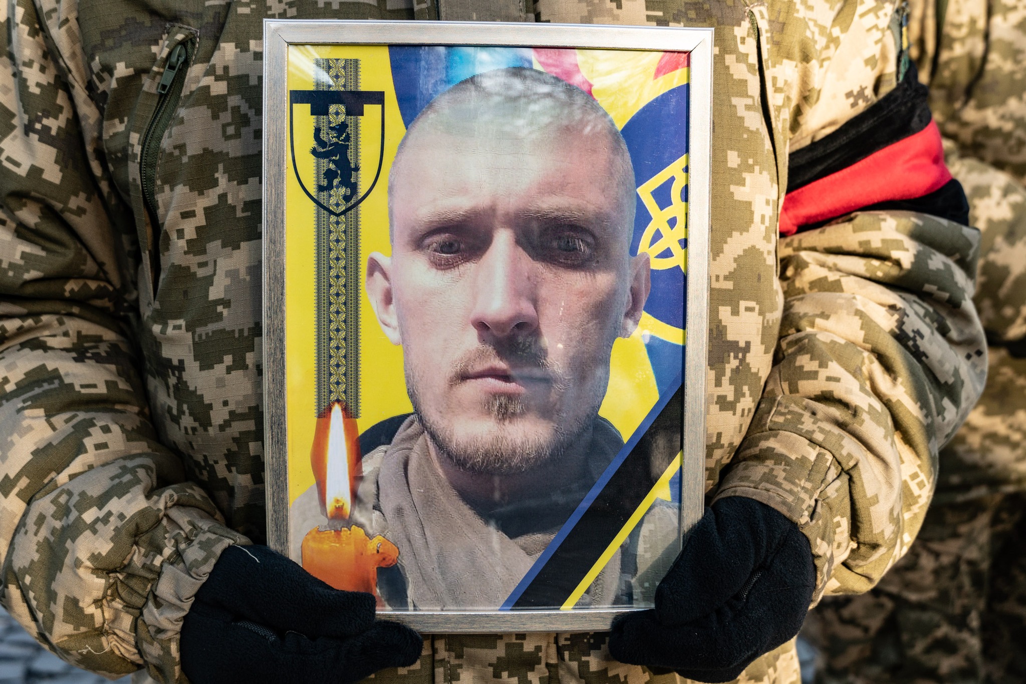 В Ужгороді поховали загиблого на війні Дениса Капальчика В Ужгороді поховали загиблого на війні Дениса Капальчика