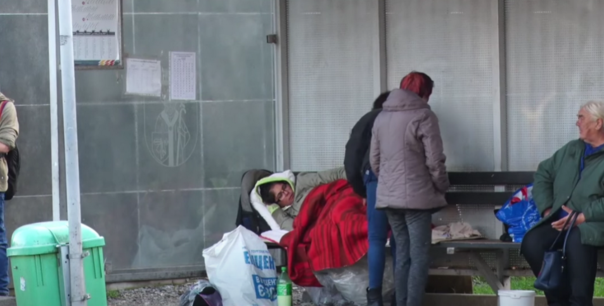 У Мукачеві жінка три місяці жила на автобусній зупинці: що з нею трапилось